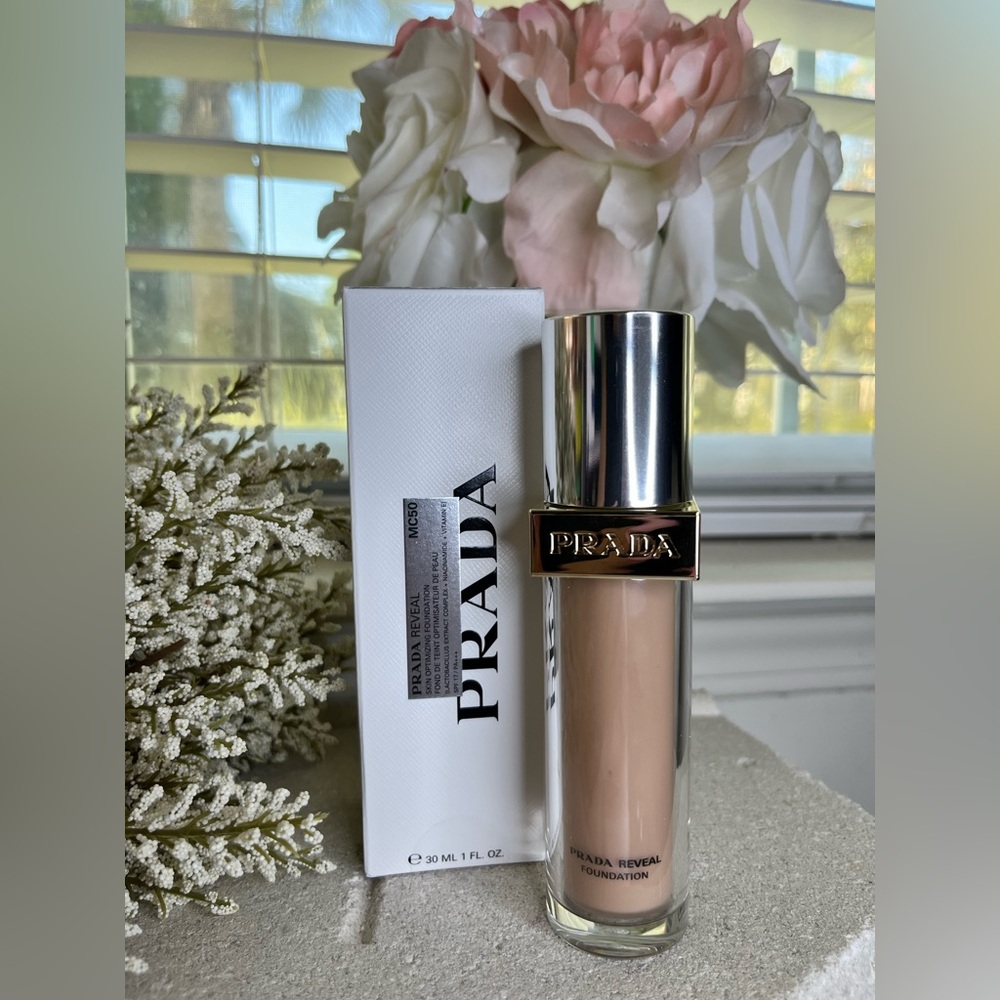 NIB - Prada Reveal Skin Optimizing Foundation - Picture 1 of 1